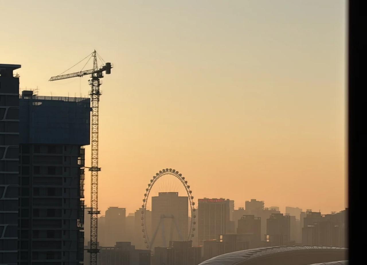 今天七点的贵阳
持续大半月的阴沉天气，难得有这样的好天气，起来上厕所都清醒了！好