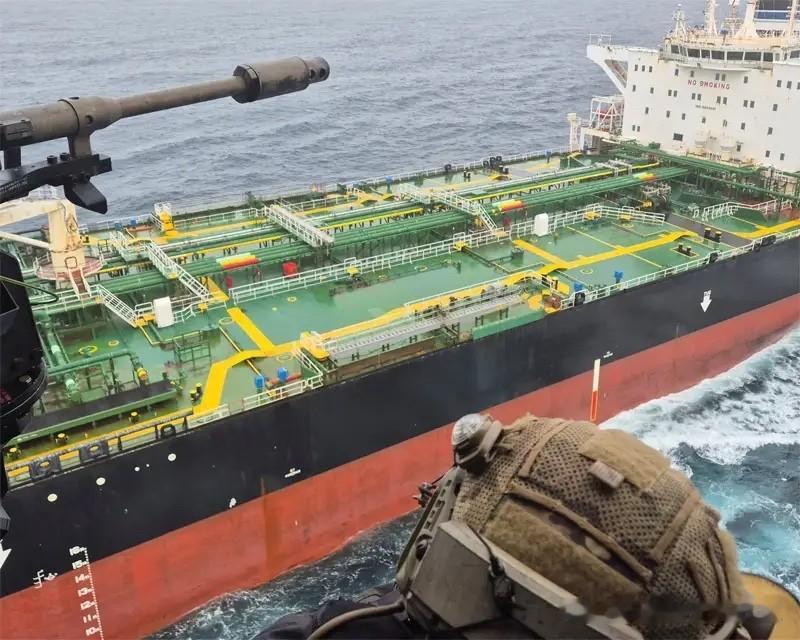 英吉利海峡上演海上突击检查，英国这次抓了艘俄关联油轮
最近英国首相斯塔默直接安排