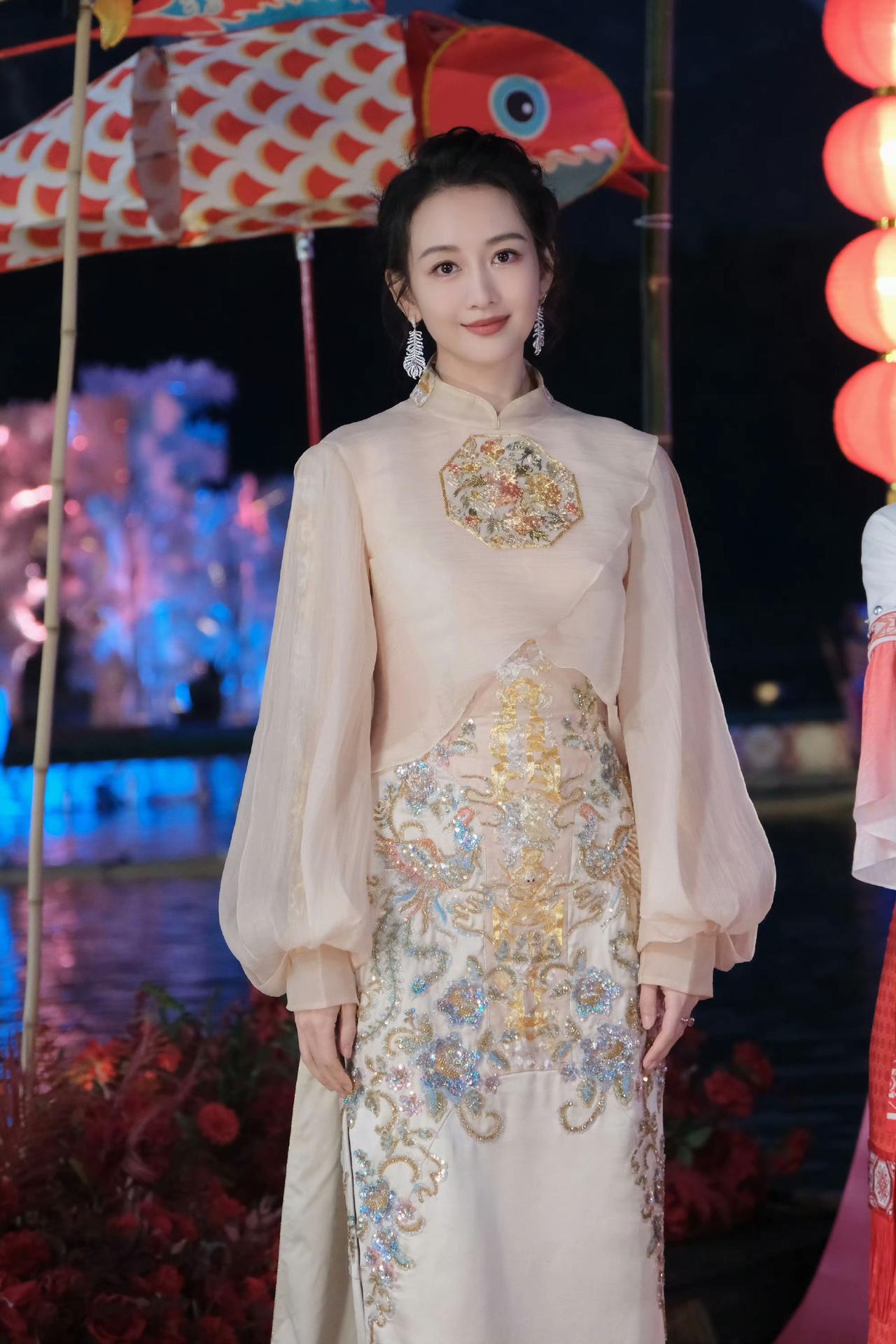 怎样穿搭知性又显身材?成熟美人穿搭写真