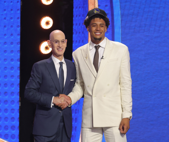 此前NBA选秀大会首轮第11顺位，勇士选择了来自密歇根大学的大龄内线亚克赛尔·伦
