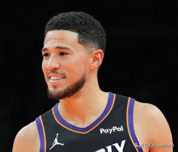 据太阳队记John Gambadoro报道，布克髋部拉伤恢复良好，预计在对阵国王