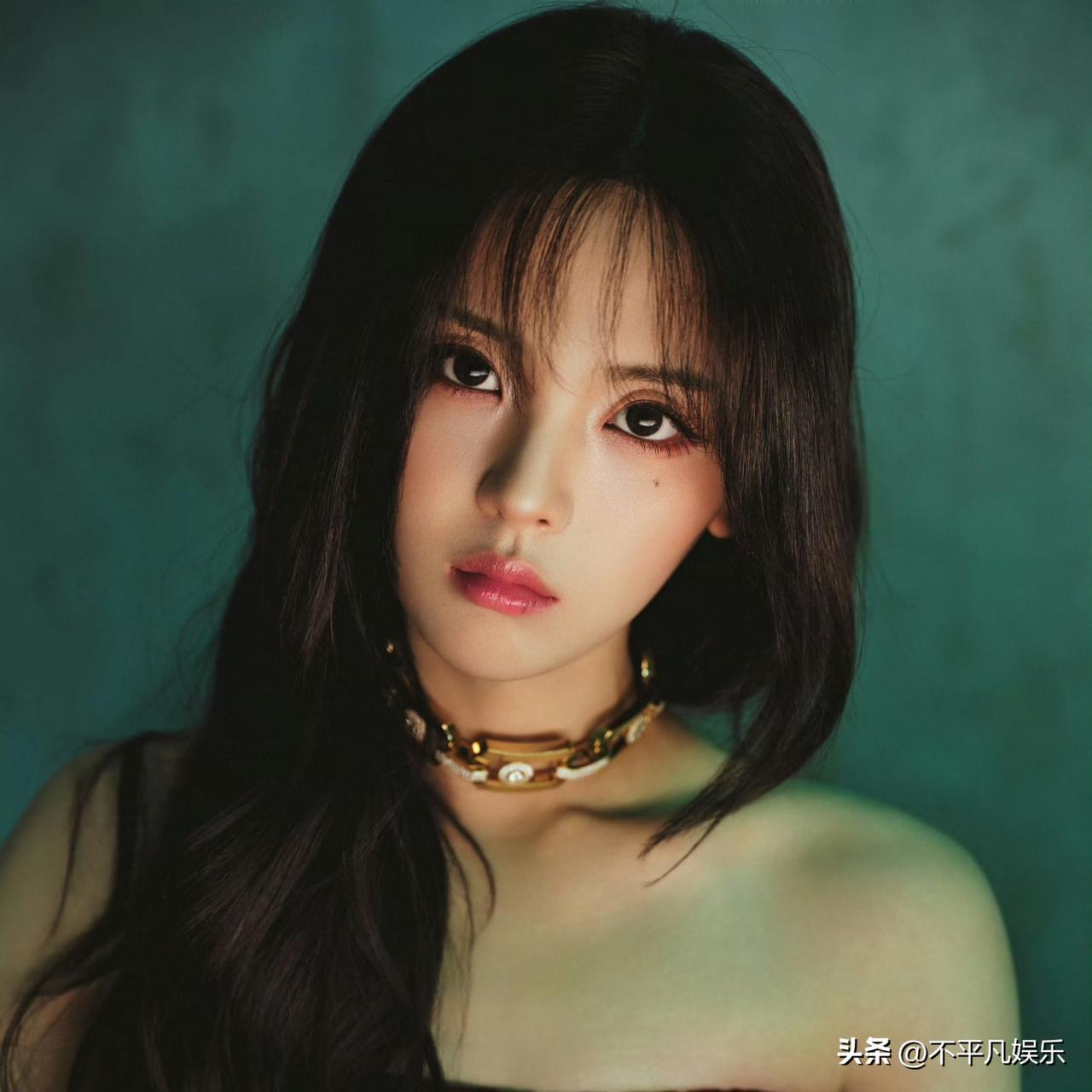 10月23日的VOGUE红毯上，杨超越一身酒红色露腰长裙出场，直接把松弛感拉满。