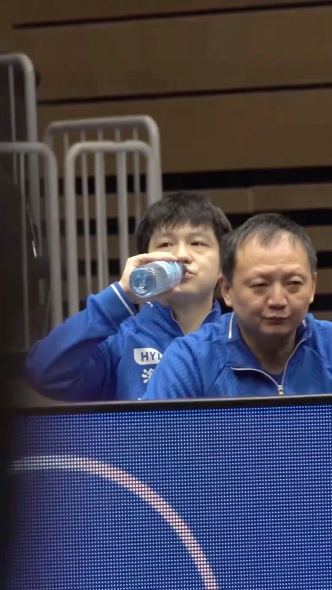 樊振东喝水嘟嘟嘴