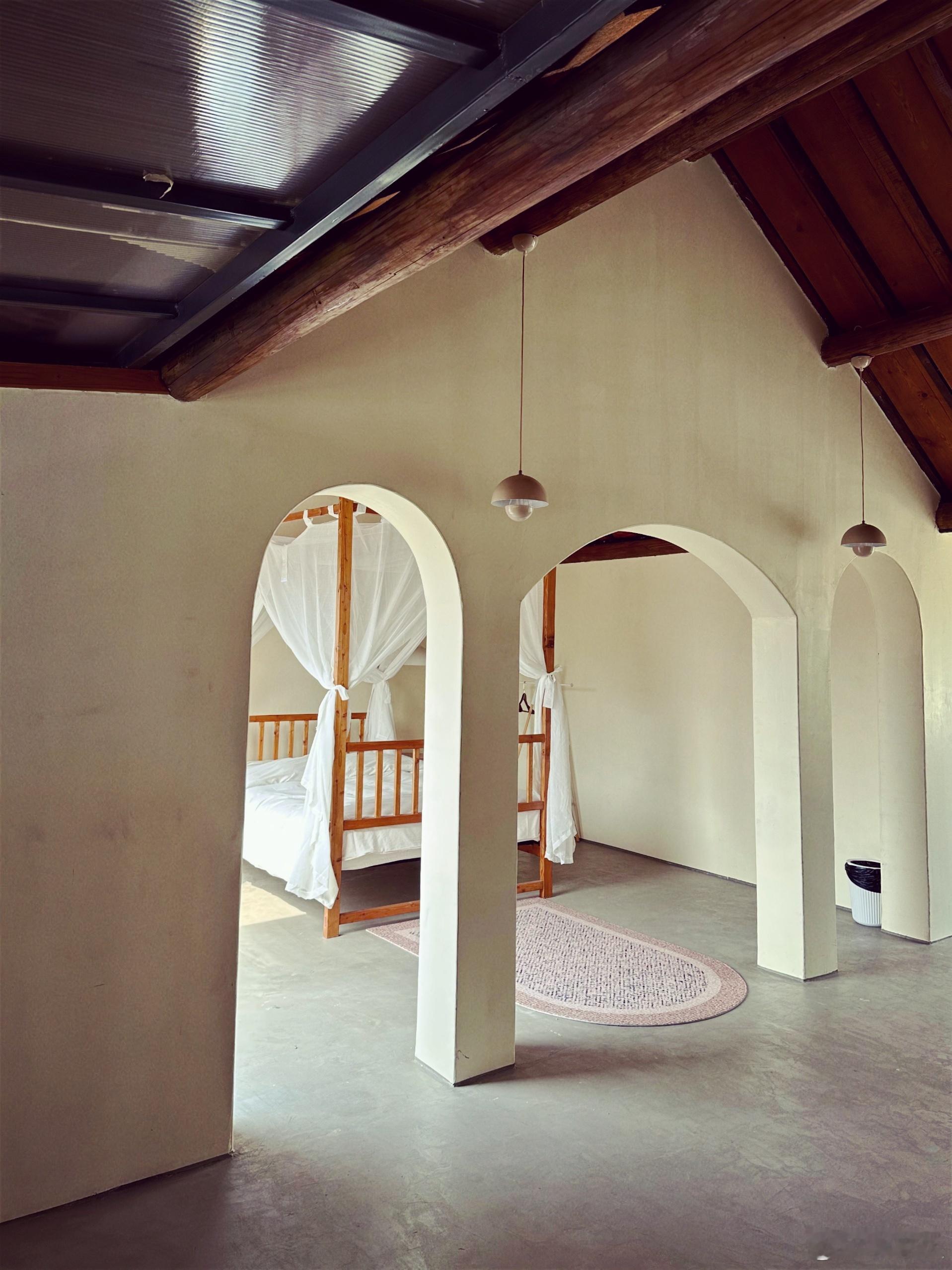 以为会冷，穿了厚而长的羽绒，羽绒围巾，厚帽子，羊毛裤，十足把自己缠成一只熊。其实