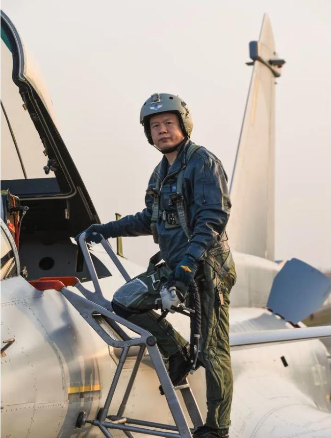 2020年，空军飞行员王建东驾驶战机实施空战对抗训练，当战机飞到272.7米时，