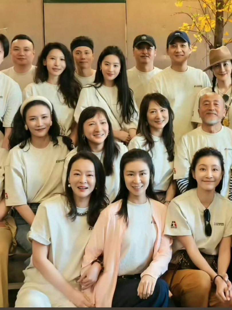 刘亦菲北电同学聚会照满满的回忆，一眼认出来了