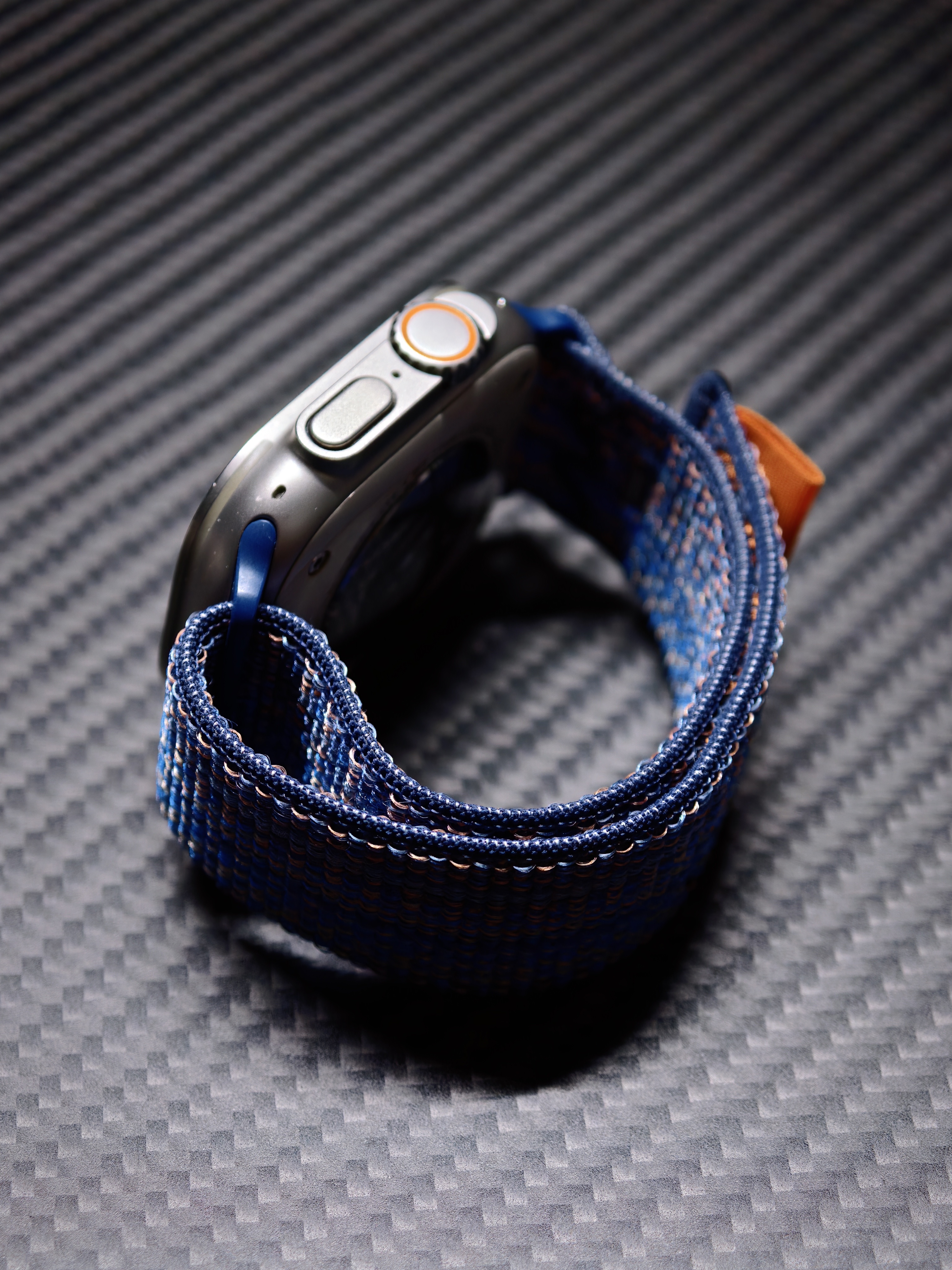 最近把米兰尼斯表带收起来了，带尼龙表带了。原因是小牙脚跟腿上有“血嘎巴”，老婆怀