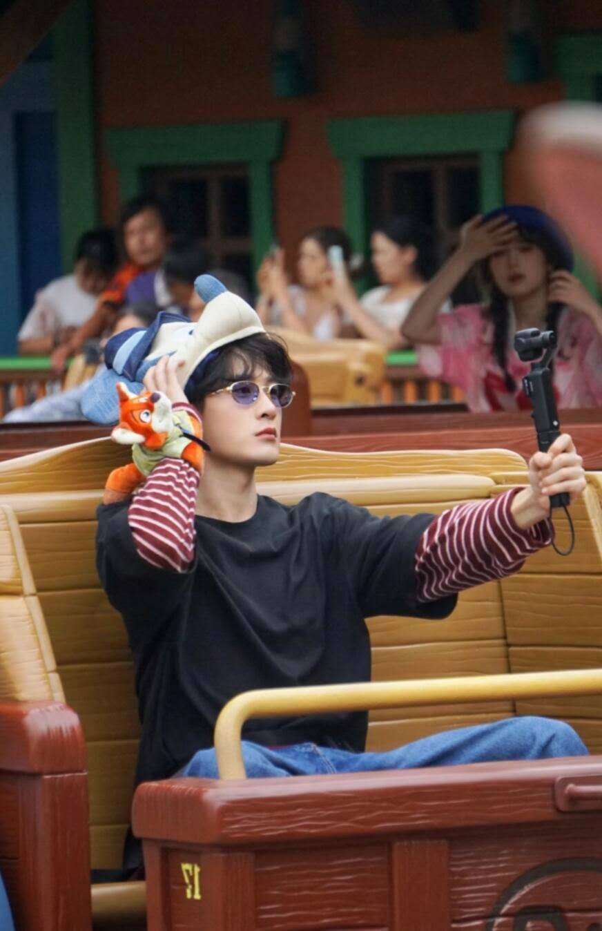 一半自在，一半少年气檀健次去上海迪士尼了 ​​​