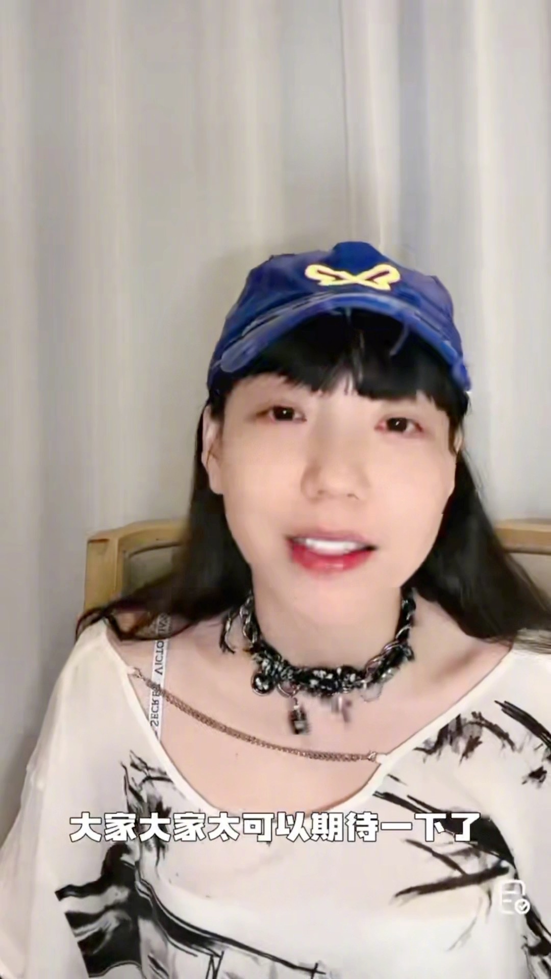 吴莫愁赞这一秒过火妆造很美已经开始期待了！吴莫愁在直播间大赞《这一秒过火》剧组的