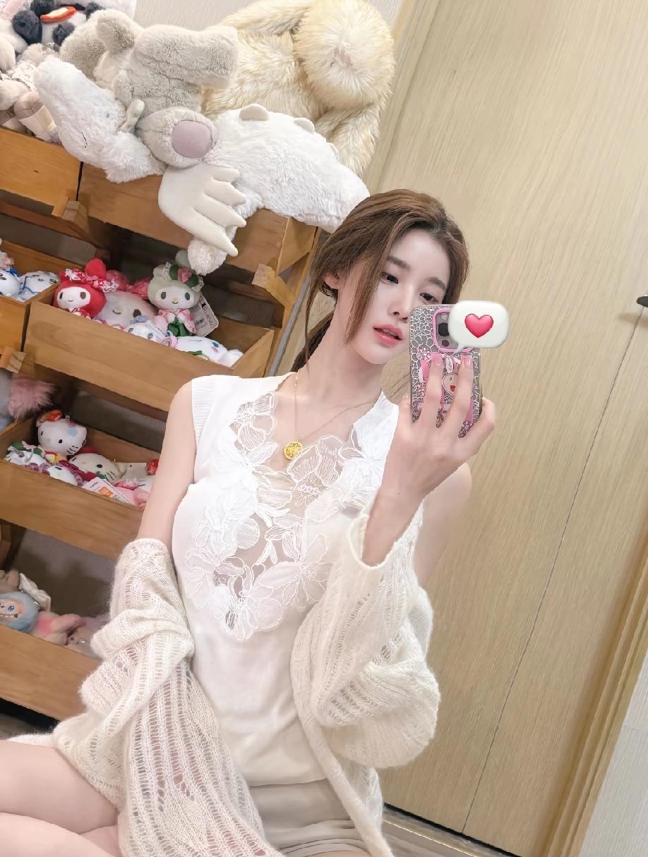 臭美一下优雅与性感，你会怎么选 时尚街头少女风采分享 女人穿裙子,怎样搭配好看?