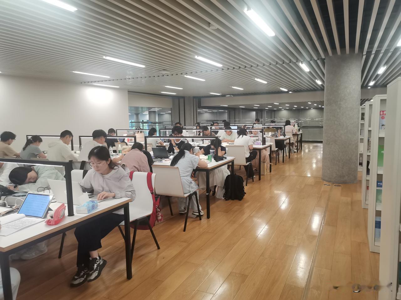 唯有努力，生活方能有滋有味。
远离手机，方能拥有属于自己的五彩世界。炎炎夏日，图