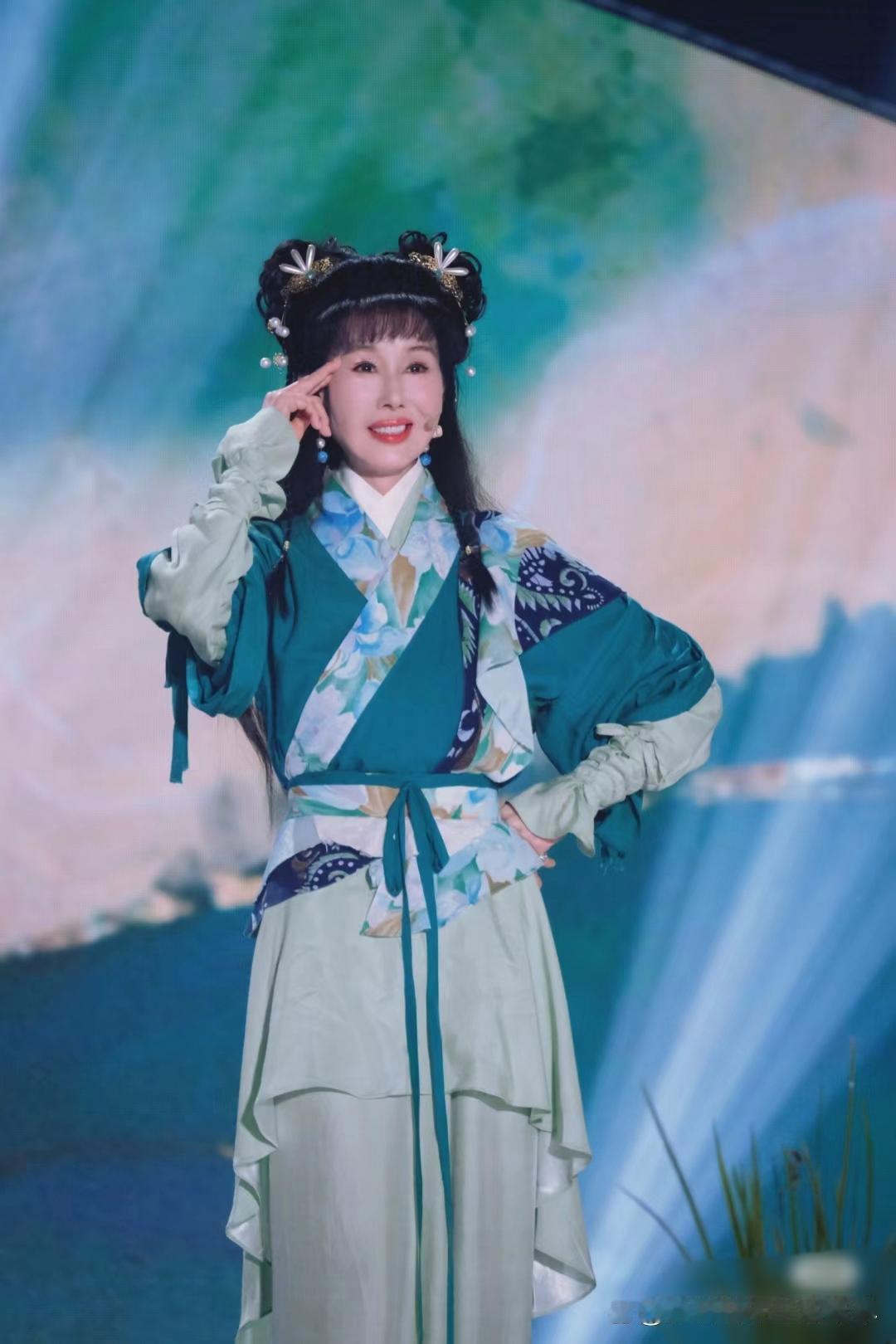 以前看《新白娘子传奇》，没觉得碧莲多好看，可是三十年过去了，人家保养得是真好，咋