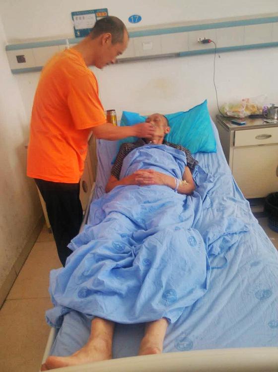 父亲的治疗费用需要60000万元，父亲叫他去付钱
他底声问父亲：退休金呢？
他心