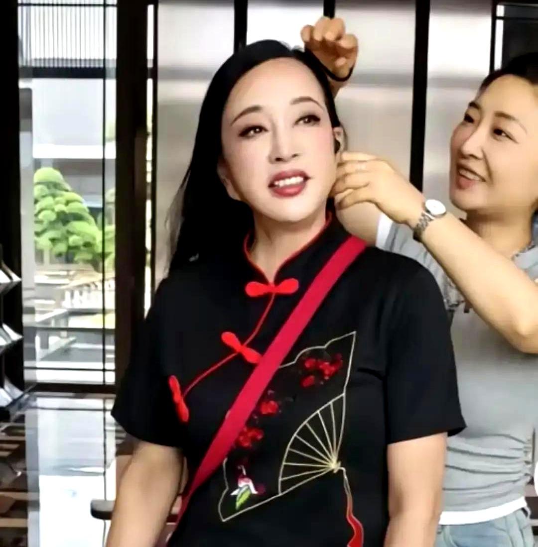 聊天框里那点私密话，一旦被拎到台面上，立马就从软乎乎变成硬邦邦。
古柯晒出刘晓庆
