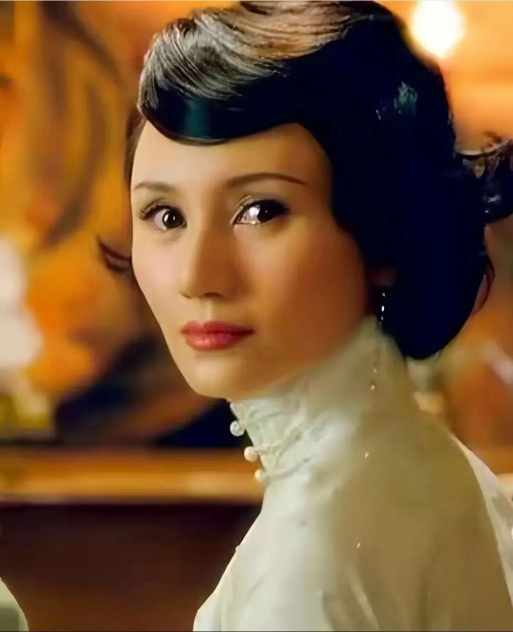 袁泉的美从不是千篇一律的惊艳，而是藏在骨相里的故事感。她在《我的前半生》中塑造的