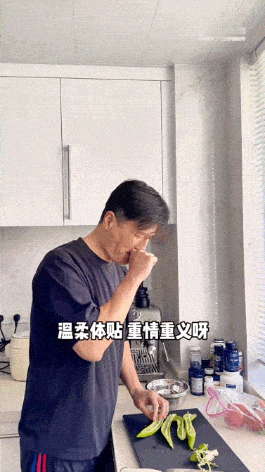 徐冬冬给尹子维哄成胚胎了 笑死，别人婚后vlog是岁月静好，他俩是厨房里的烟火喜