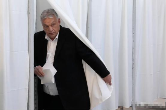 匈牙利总理欧尔班·维克托在“令人痛苦”的选举结果后承认败选
 
美联社匈牙利布达