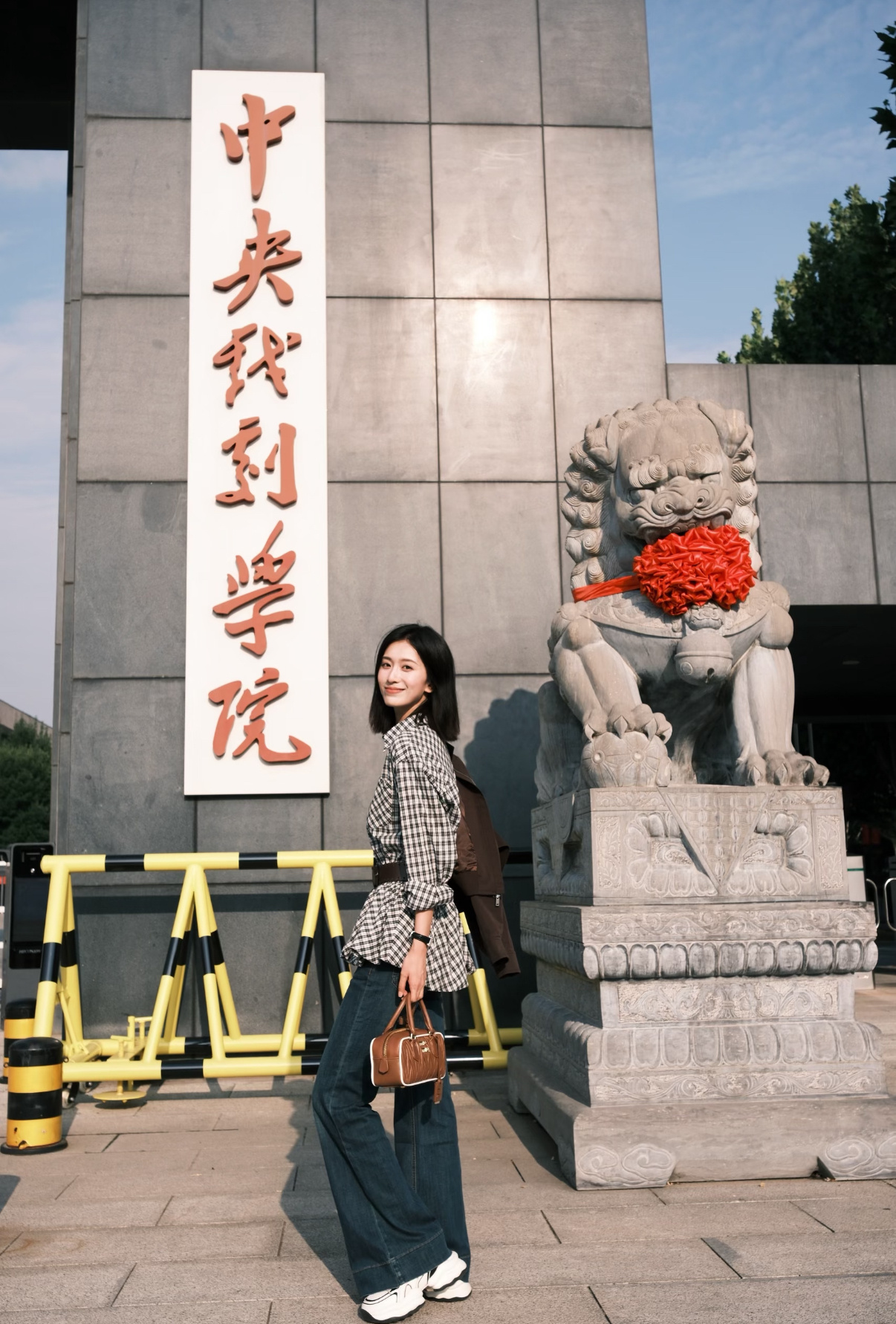 毕业届有自己的演员请就位每一届毕业生都是人生片场主角，答辩、求职、告别校园全是即