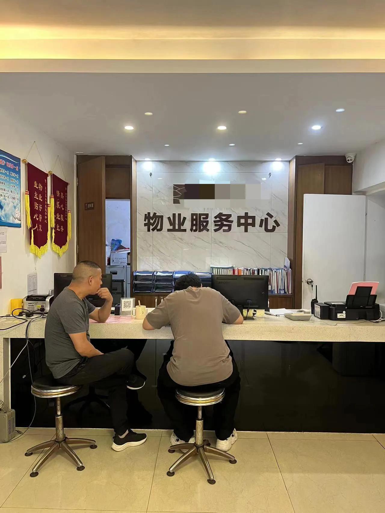 今天我老公跟我说，又该交物业费了！
 
我们家物业费是2.7元一平方，房子119