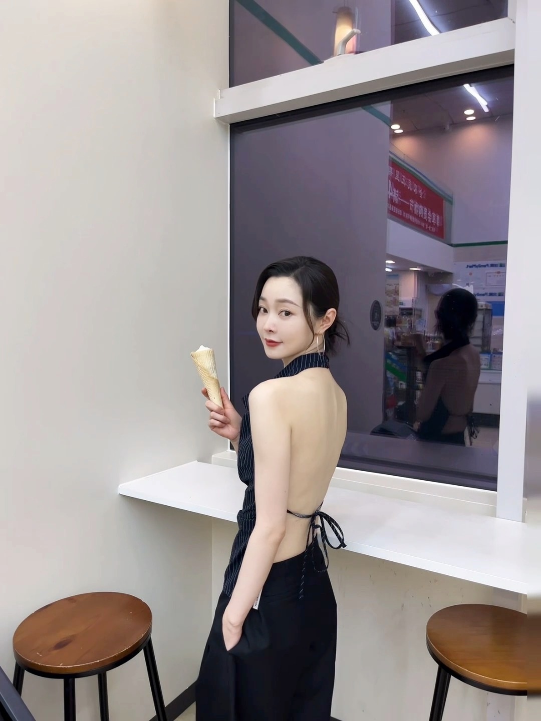 宋轶，一身黑色穿搭，这背真哇塞。宋轶