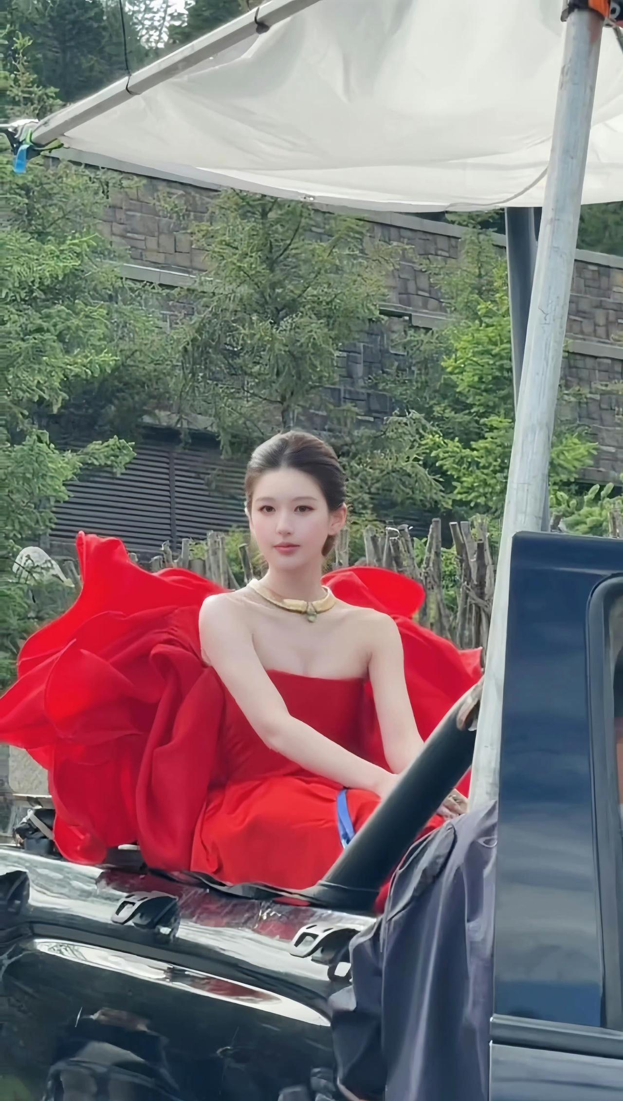 赵露思今日vogue拍摄路透来啦，这条红裙完全烈焰玫瑰