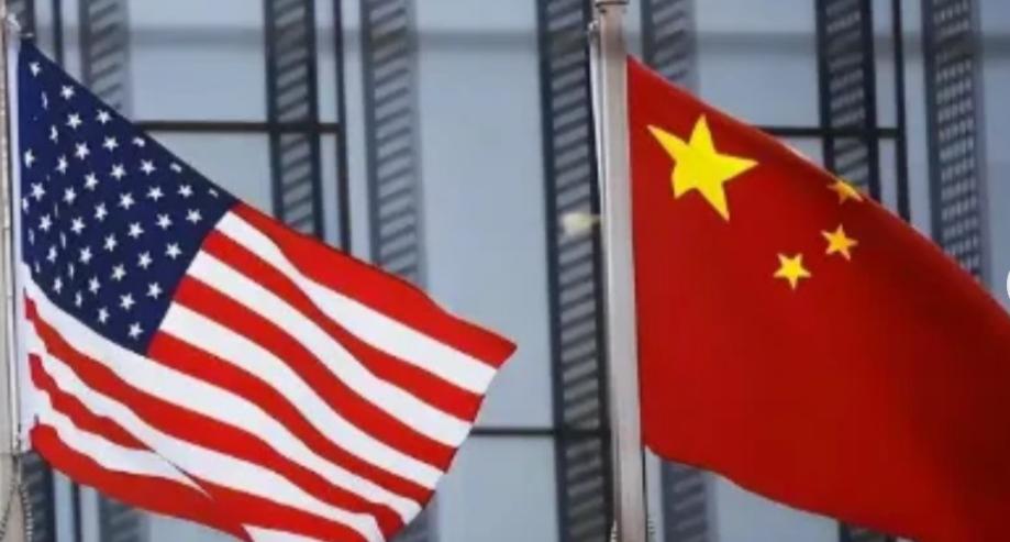 中美关系现在就像摊在桌面上的牌，谁都清楚对方要干啥，以前大家总说“脱钩”是悄悄进