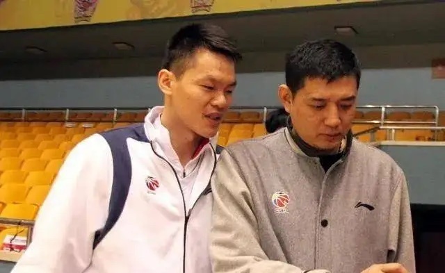 杜锋携篮坛名宿亮相粤BA总决赛杜锋作为省篮协会长牵头举办粤BA总决赛，直接集齐篮
