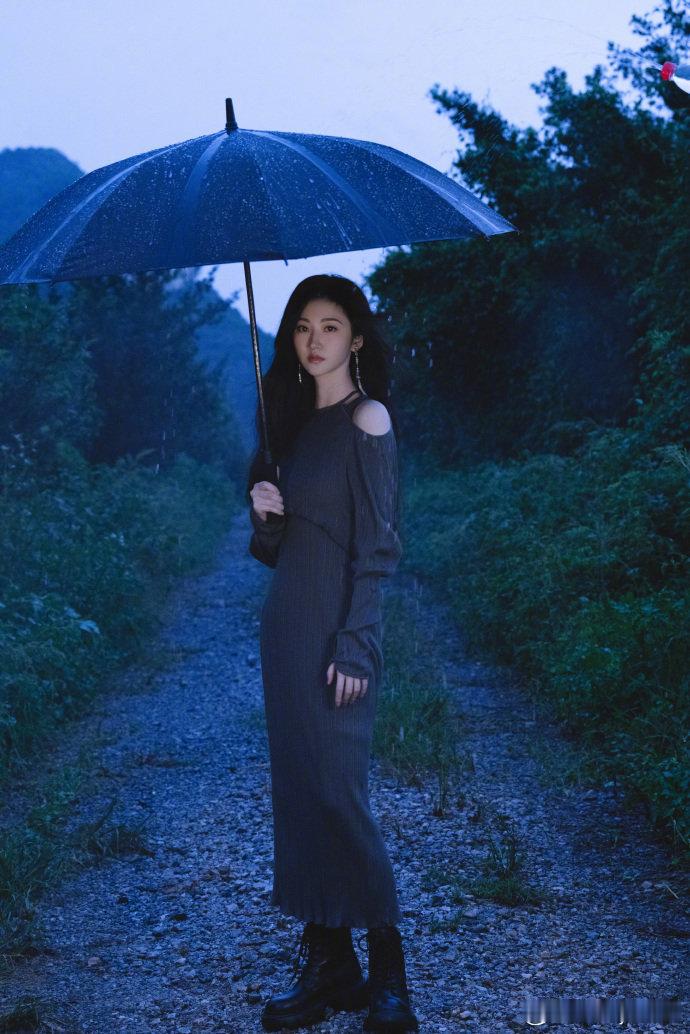 景甜森系雨夜景甜清冷破碎感山间雨雾中的景甜，在自然野趣中交织出孤独又诗意的故事感