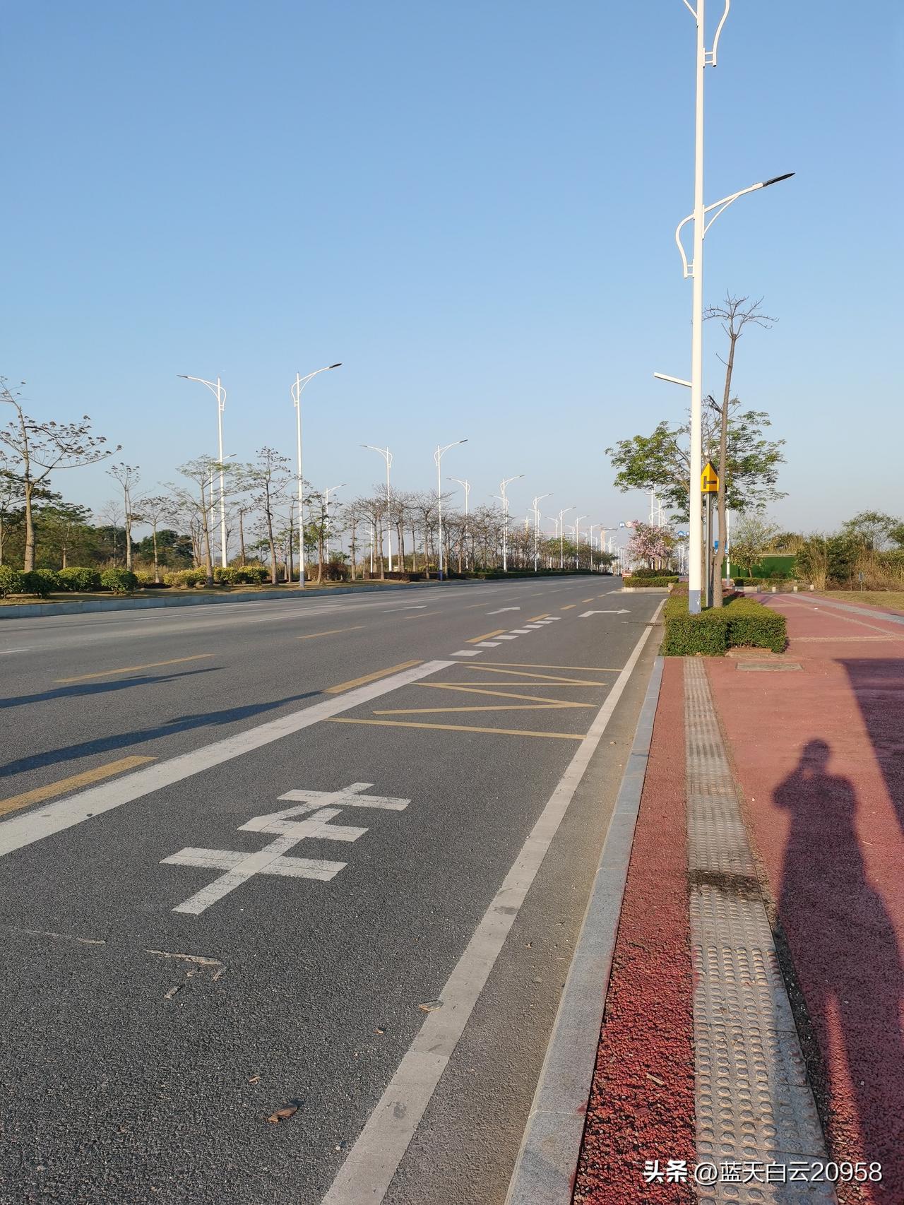 小区有个女人，经常跟人诉苦，说她老公打她，还给我们看家暴后的伤痕，有时就说她儿媳