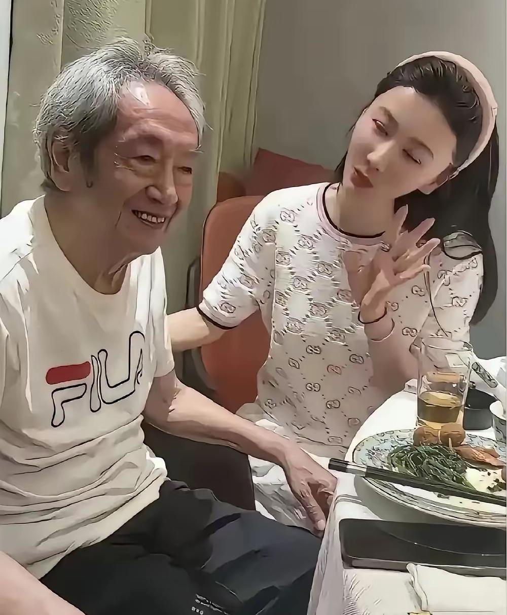81岁王奎荣和44岁妻子外出就餐，引得旁人议论，不少人误认成爷孙。
 
网上看法