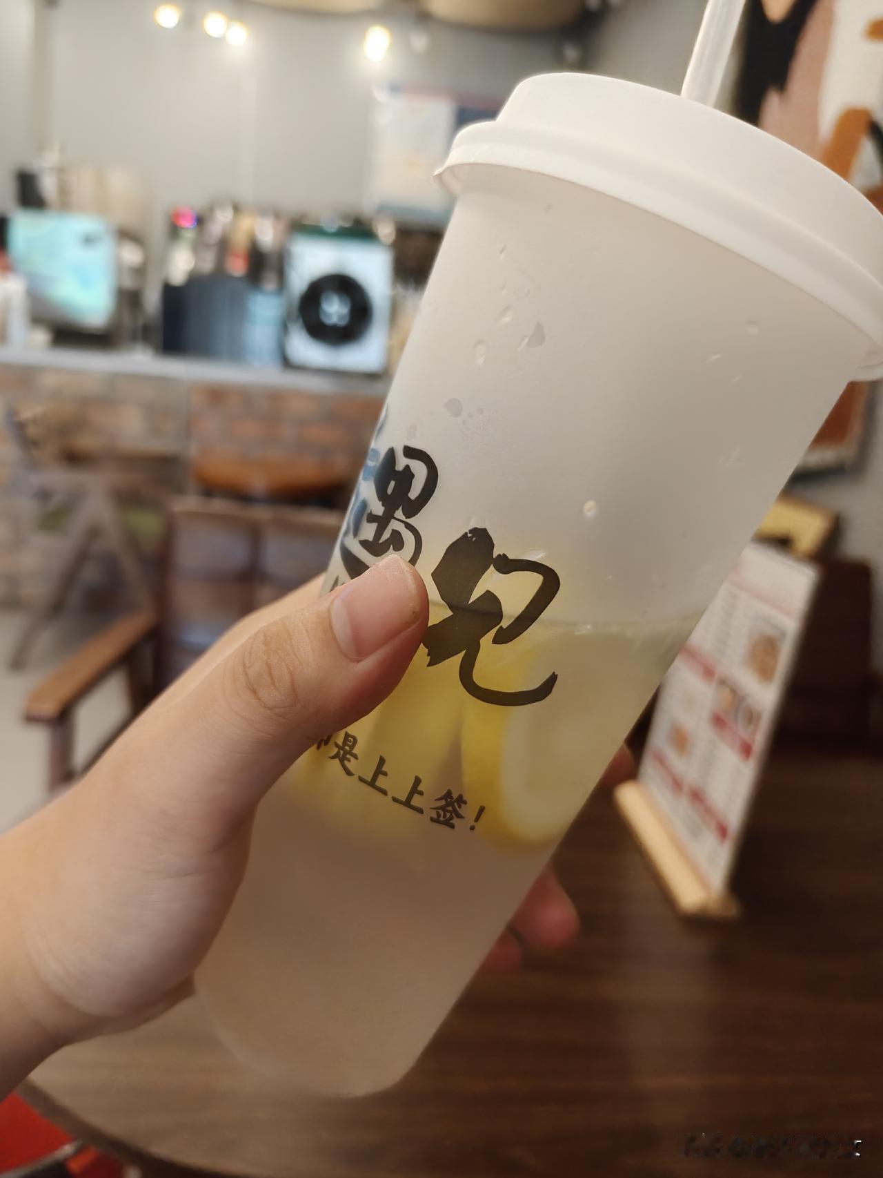 我发现奶茶店有个问题，就是她又做奶茶汉堡，又炒菜，我现在在奶茶店，听她高压锅一直
