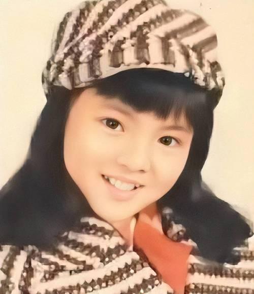 1975年，一个容貌娇俏的13岁少女被自己的亲奶奶带进一家私人诊所，注射了一剂“