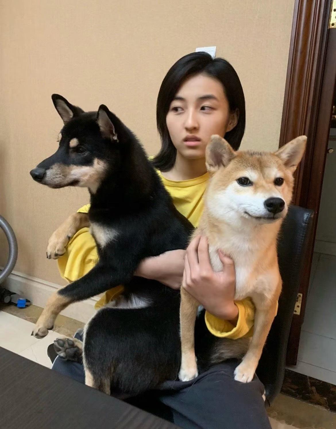 张子枫骂自己16 年表演路，张子枫把角色碎片缝进生命～在《热浪之外》里，她要揭秘