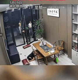 “太暖心！”湖北随州，三名女孩深夜经过一家店铺时，发现店里的一名男子横躺在店内地