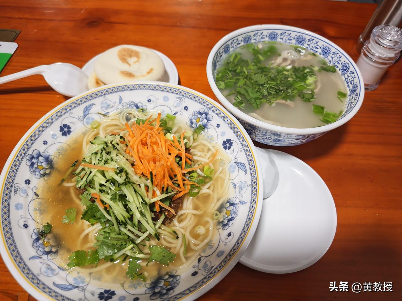 根河人民还是很实在的
一碗面，一碗羊杂汤
两个饼
33块钱
不懂就问
内蒙古根河