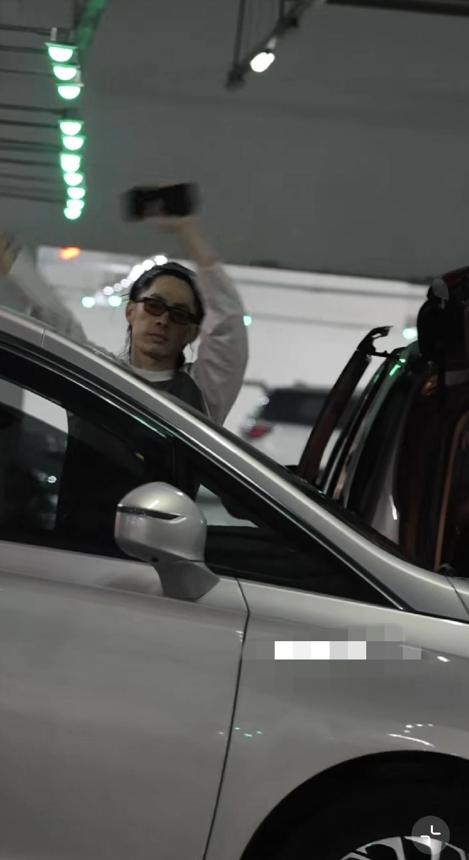 恒星之城武汉最后一场，言承旭和吴建豪下午上班被拍到了，吴建豪看着挺憔悴的，真不容