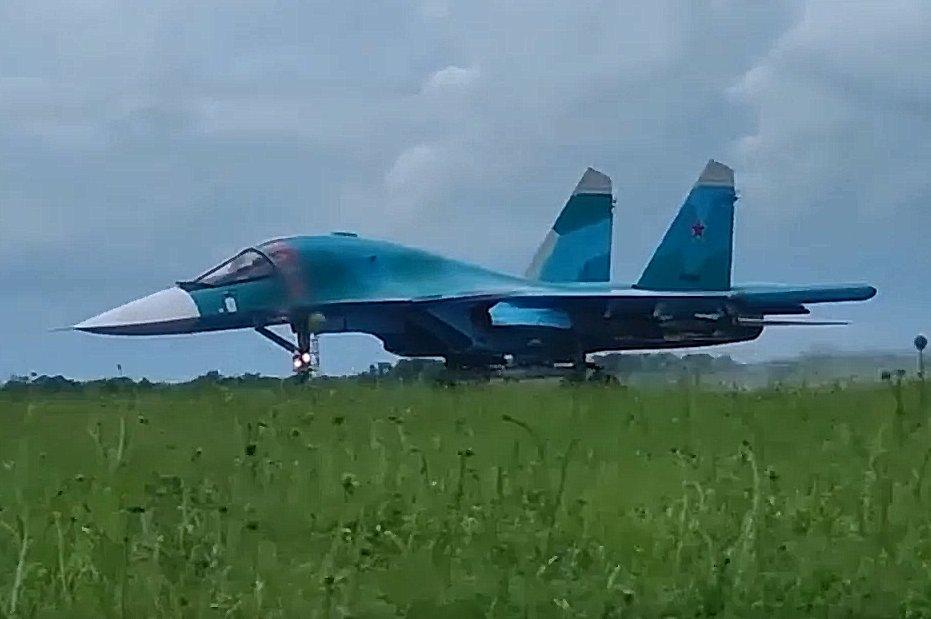 俄首次公开了一段视频，展示了一架俄罗斯空天军的 Sukhoi Su-34 苏-3