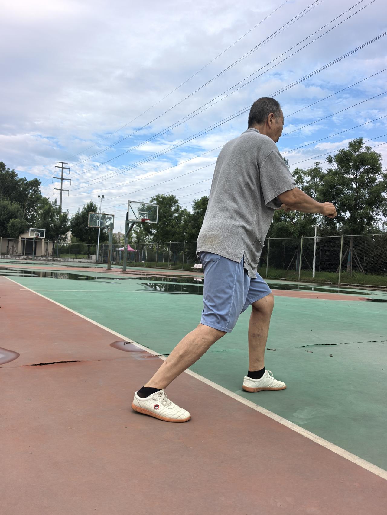 "脚下生根"你练对？试试这招就知道了

推手时总被师父轻轻一拨就出去。我以为是桩