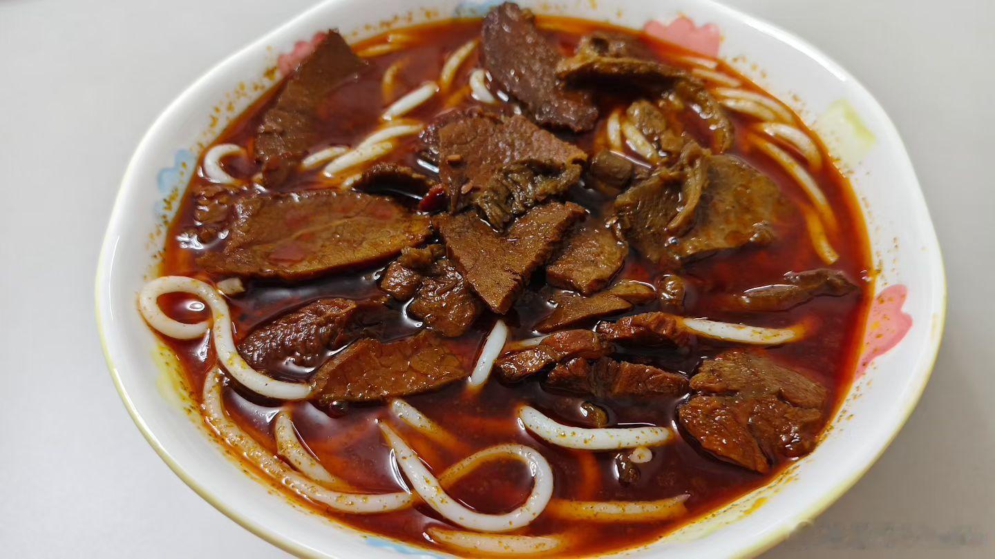 早上好，朋友们今天这碗红油牛肉粉，我想给到夯！武汉过早 ​​​