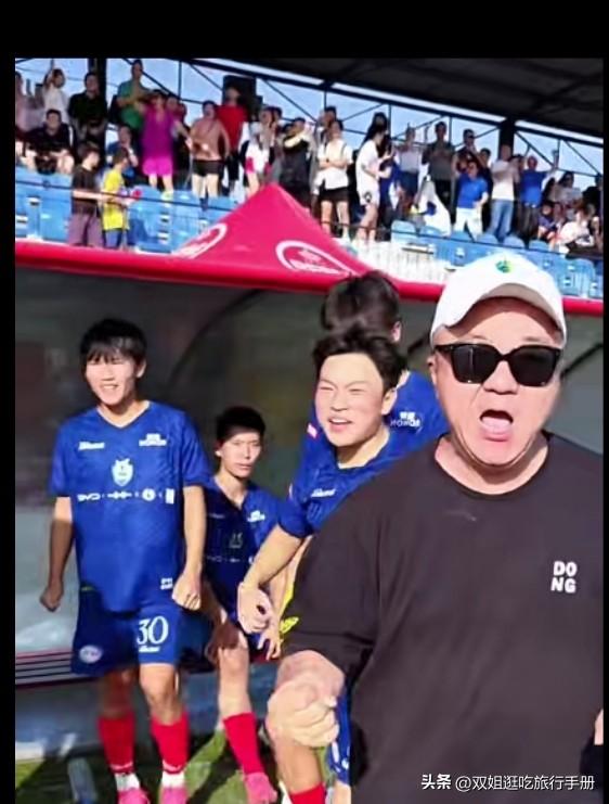 吕梦洋攻破巴萨球门，哥哥兴奋欢呼。
都说打虎亲兄弟上阵父子兵，在西班牙踢球吕梦洲