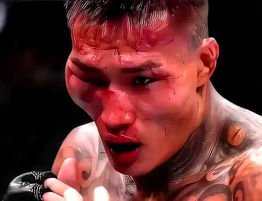大刀哥李凯文浑身刺青，威武雄壮，乍一看以为是昆山龙哥。
去年8月在UFC一场半决