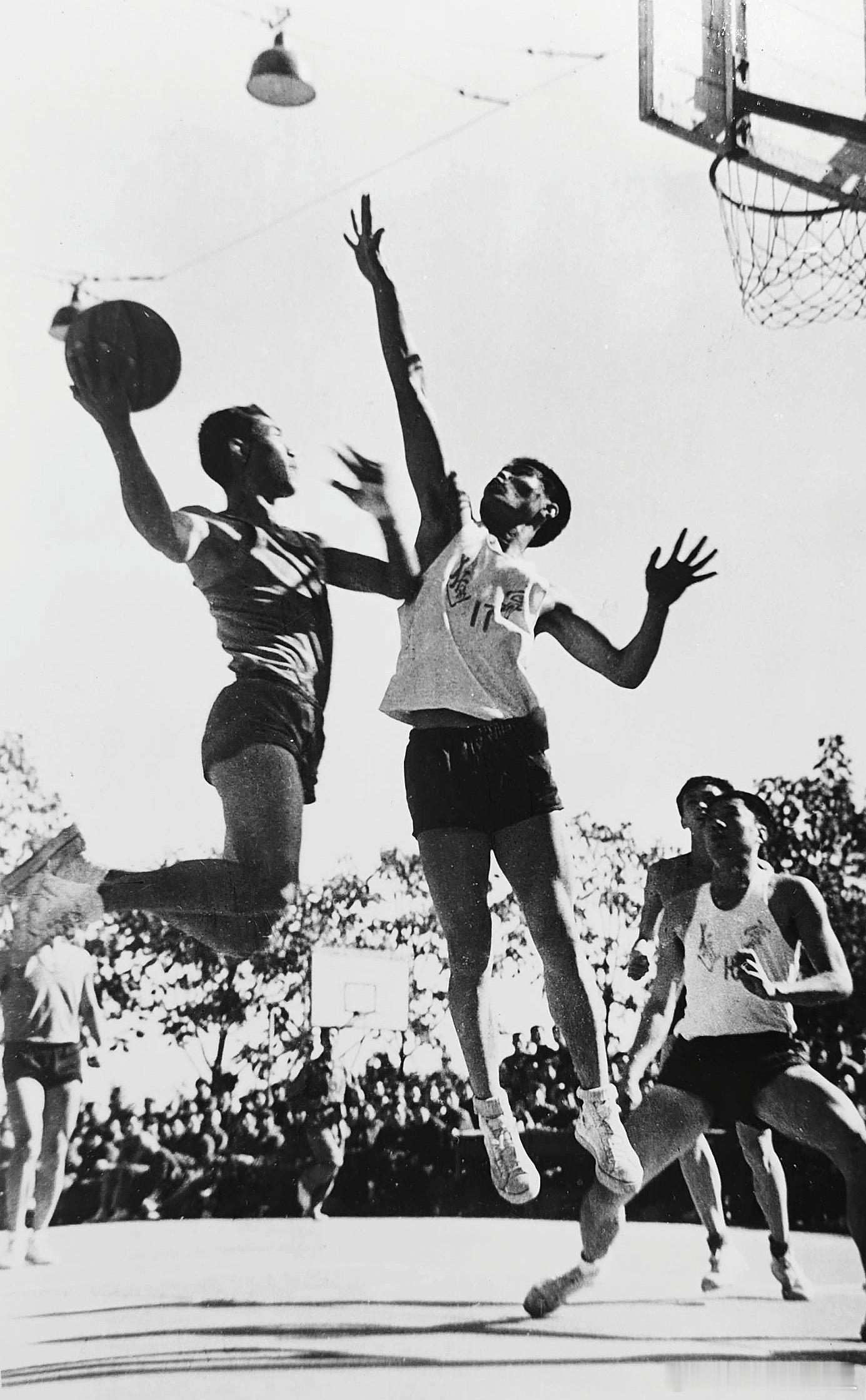 篮球捡史 1973年11月5日—20日，全国篮球联赛第二阶段分别在杭州、南昌、合