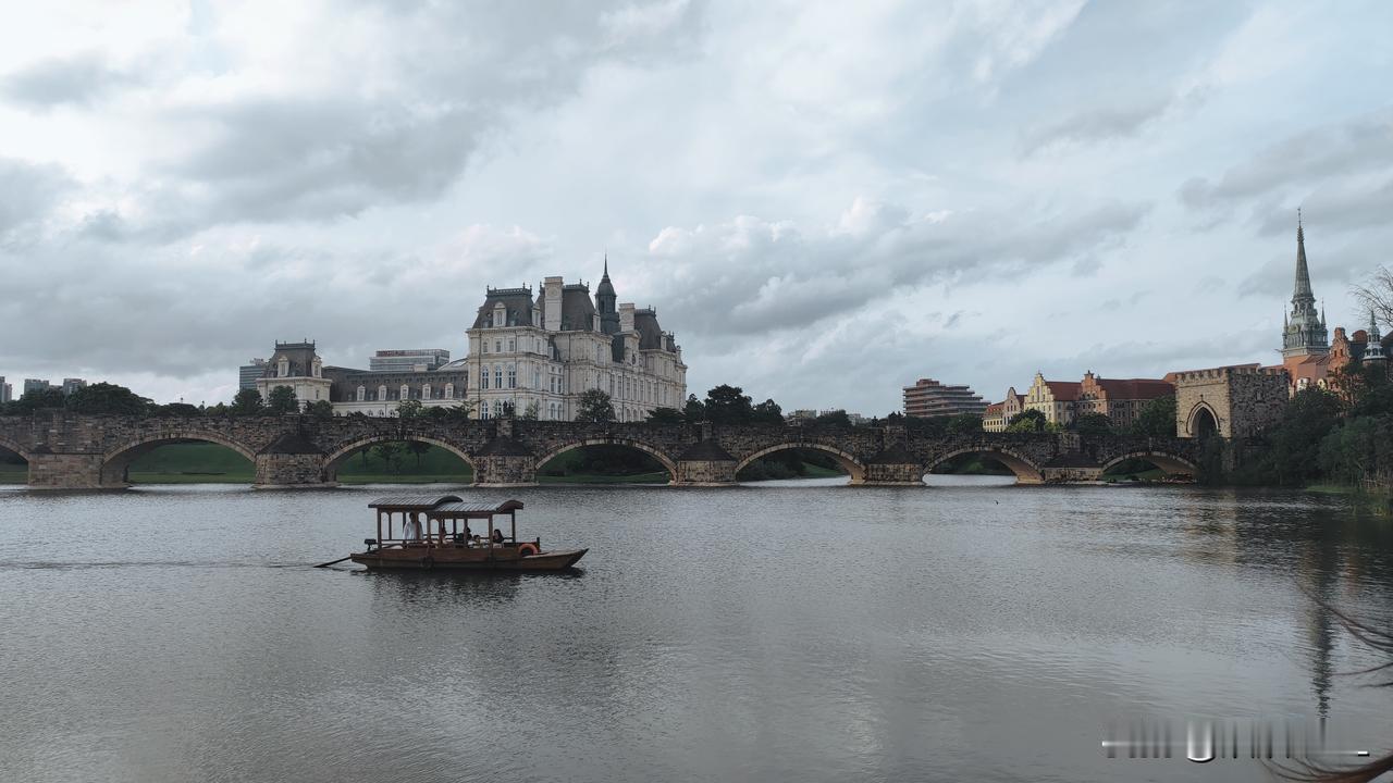夏日生活，
东莞松山湖风景区。
风光秀丽，景色迷人。