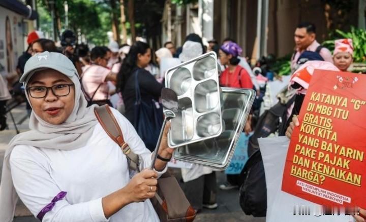 印尼总统普拉博沃最近遇到了执政以来的最大尴尬：他想给孩子们改善伙食，以增强营养和