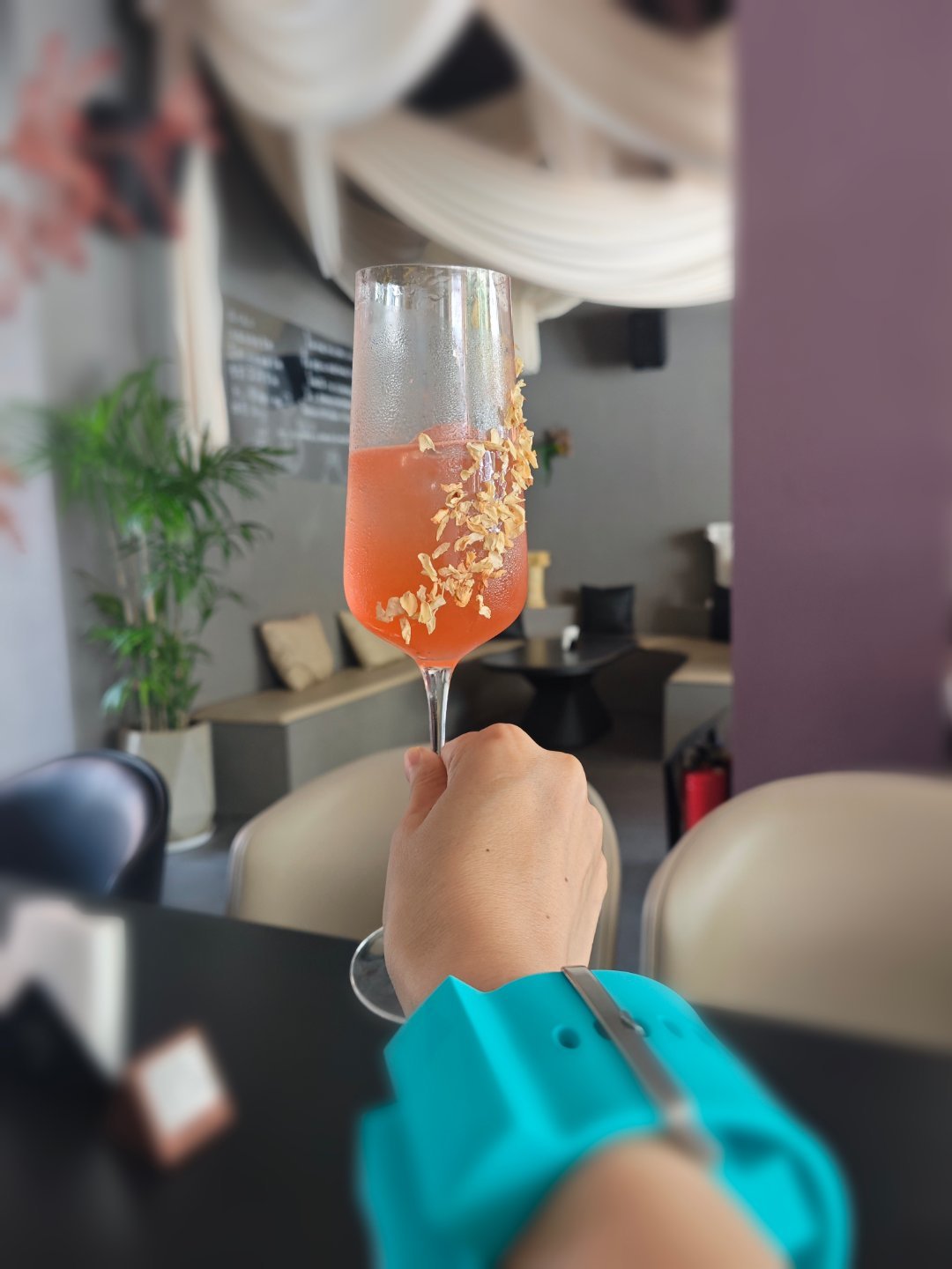 我才不喝奶茶呢，立秋，我喝鸡尾酒。立秋是傍晚才交节，真正的凉快还得往后稍稍。现在
