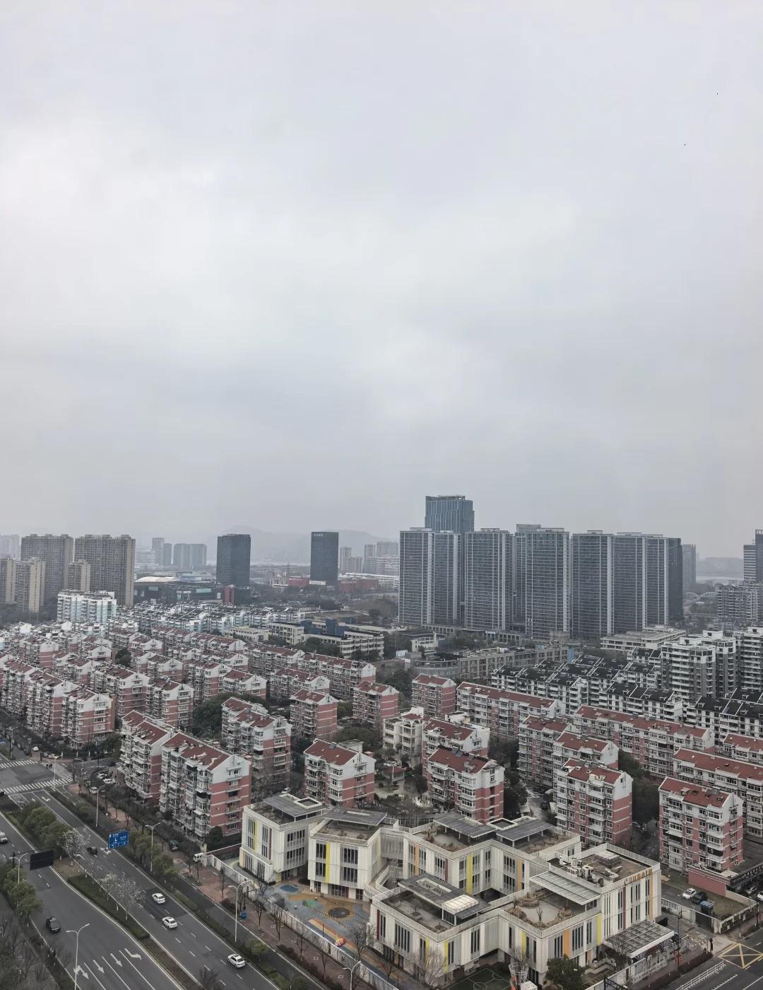 杭州的昨天和今天
杭州昨天的能见度VS今天的，我还想赏月呢[吐舌]我所在的城市 