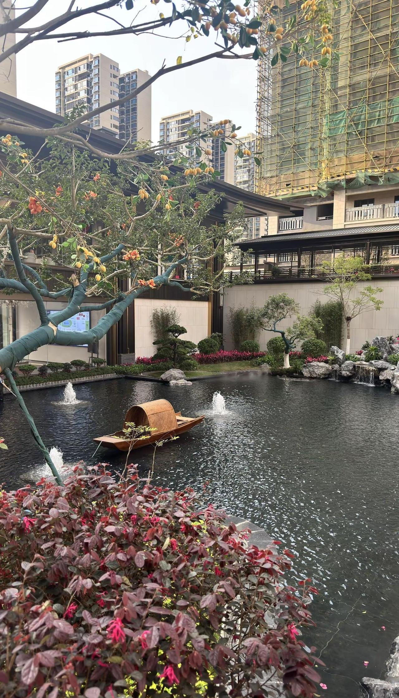 夕阳西下，光影落满庭院，一步一景皆是岁月静好。