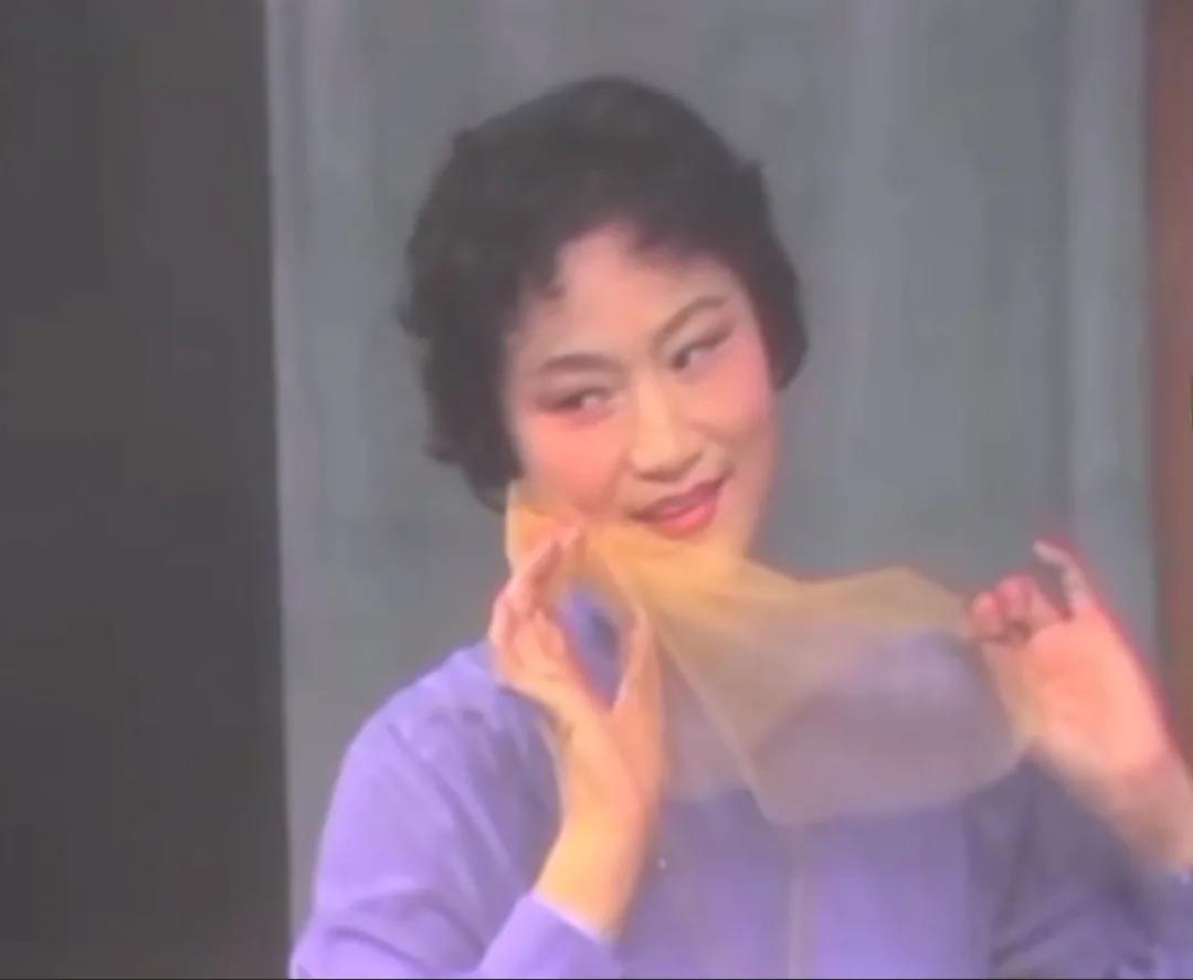 1980年的上海文艺界联欢会，越剧名家王文娟表演《西园记》选段
图456 秦怡 