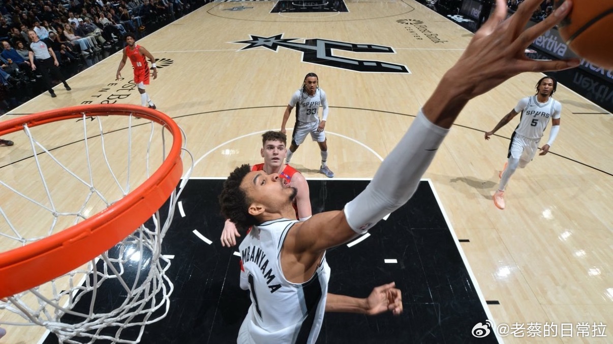 文班亚马隔人暴扣后再送大帽 文班亚马10秒连秀神仙操作！ 空切起飞隔人单臂暴扣，