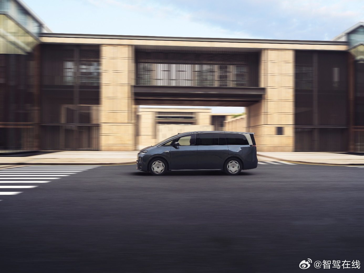 十年磨一剑，零跑叩开30万级MPV新周期2026年的国内MPV市场，正陷入一场结